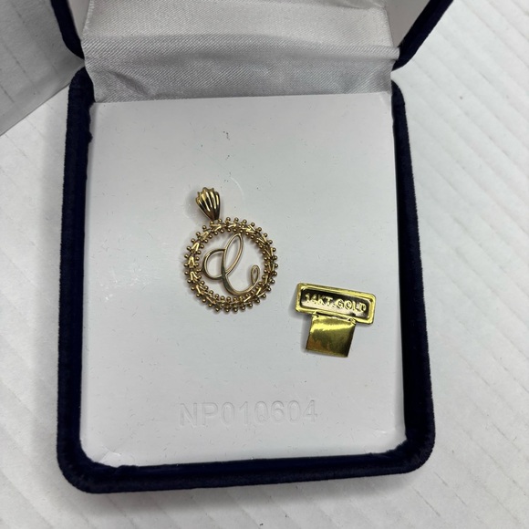 IMPERIAL GOLD 14K Yellow Gold Script Initial "C" Wreath Pendant - Picture 2 of 4